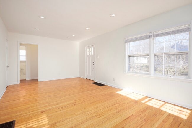 Building Photo - 208 S Clark St