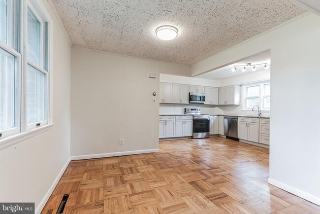 Photo - 999 Netherwood Dr