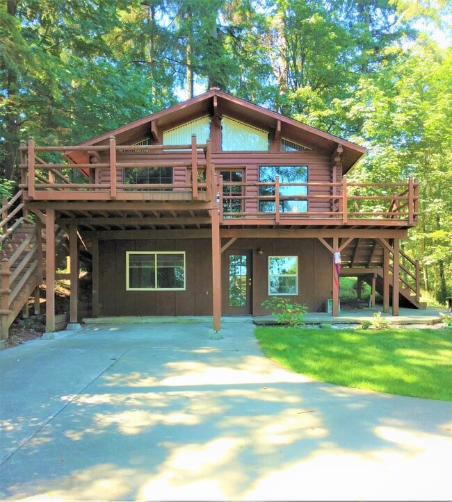 Building Photo - Private Log Home in Suquamish Surrounded b...