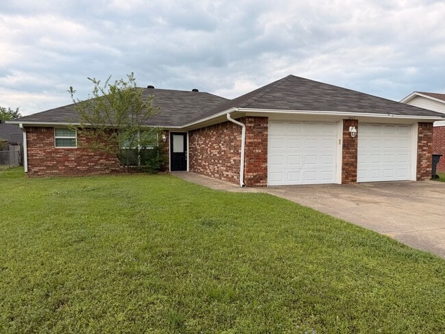 Building Photo - Discover this spacious 3-bedroom, 2-bathroom home in Russellville, AR.