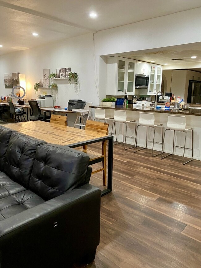 Photo - 21056 Chatsworth St