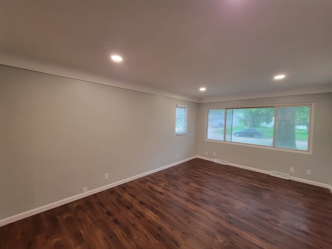 Photo - 1319 W 5th St