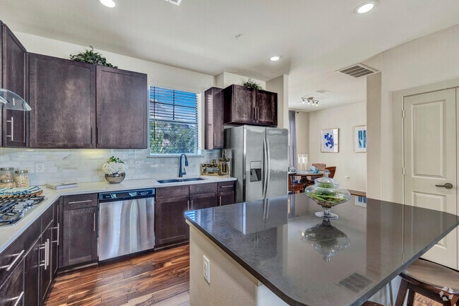 2 habitaciones, 2 baños, 1357 pies cuadrados, cocina y comedor - Townhomes at Woodmill Creek
