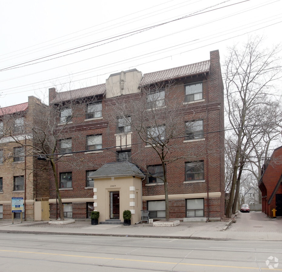 Photo - 2449 Queen St E