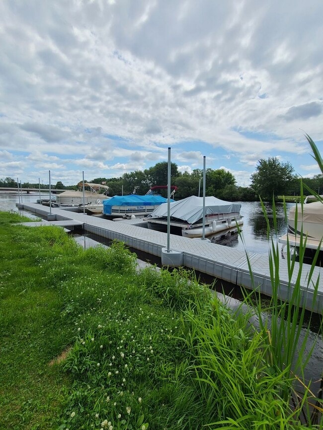 Photo - Lake Pointe Apartments