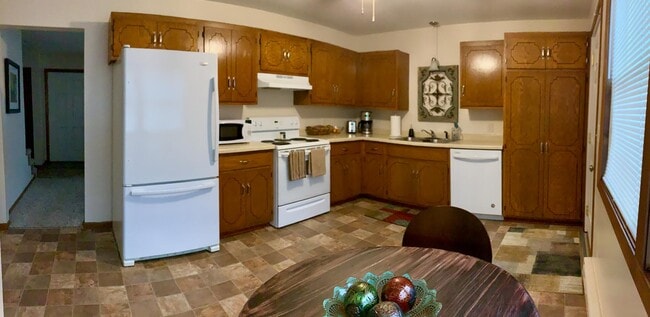 Building Photo - 334 4th St N