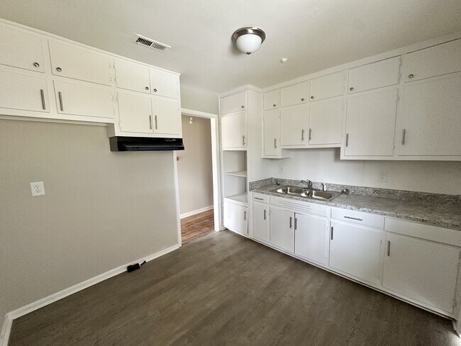 Photo - 3736 Oak Ave SW