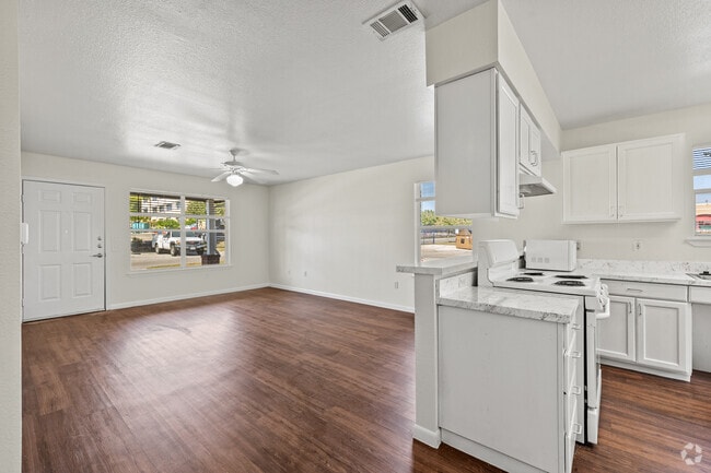 2BR, 2BA - 1,036SF - Living