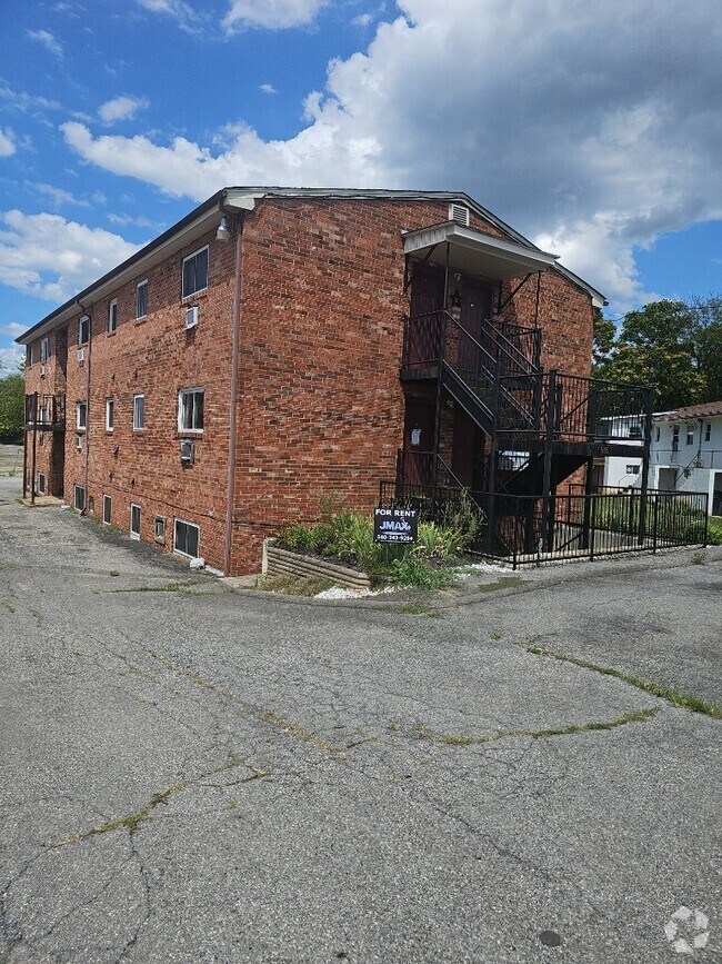 Building Photo - 5105 Hildebrand Rd NW Unit E Rental