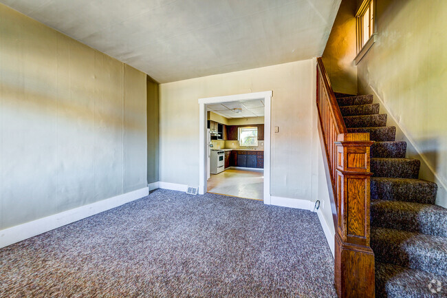 Building Photo - AVAILABLE JULY  - Traditional 2 Bedroom Ho... Rental