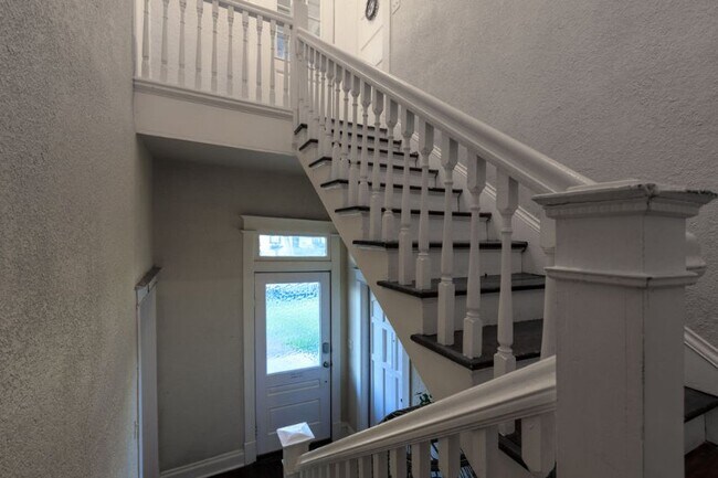 Photo - 410 E Carson St Unit 3 unfurnished