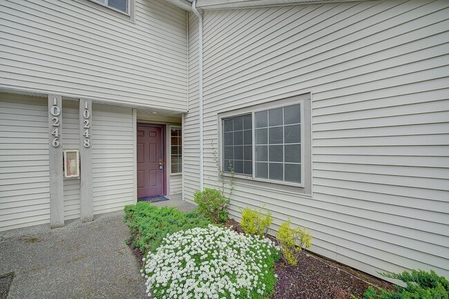 Photo - 2bd/2.5ba Kirkland Townhome