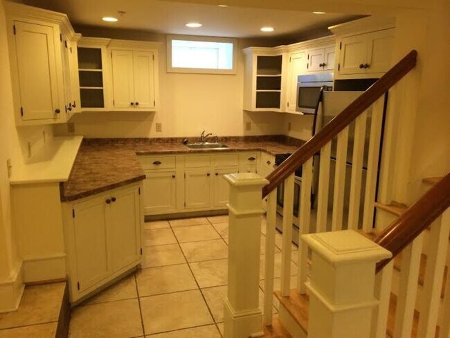 343 College St Unit 1