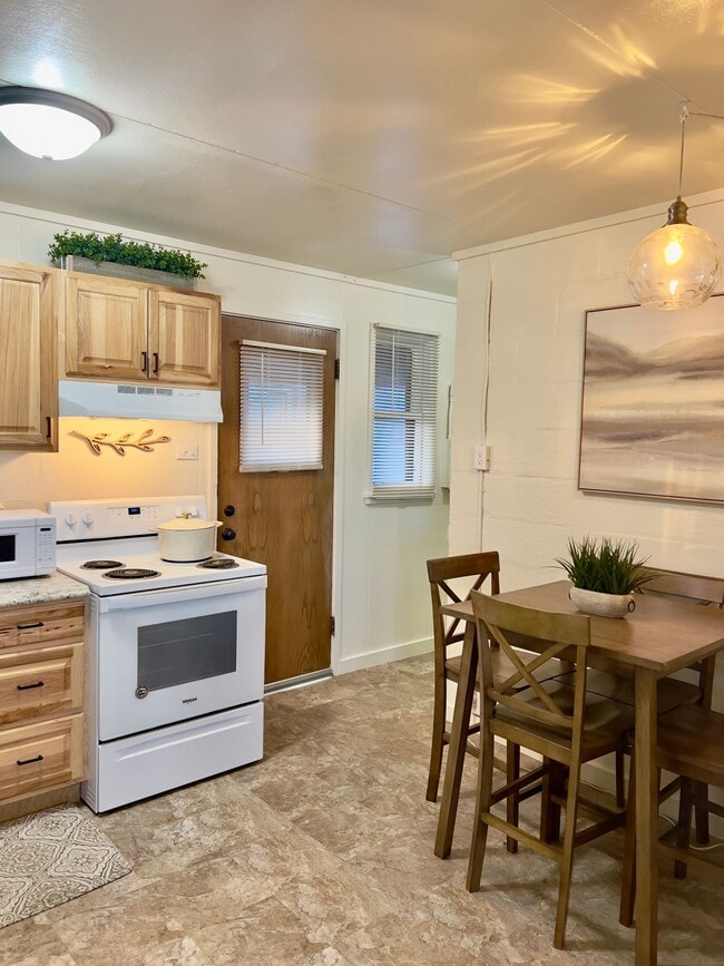 Photo - 3 bedroom, 1 bath furnished or unfurnished Unit 1011 W 6th