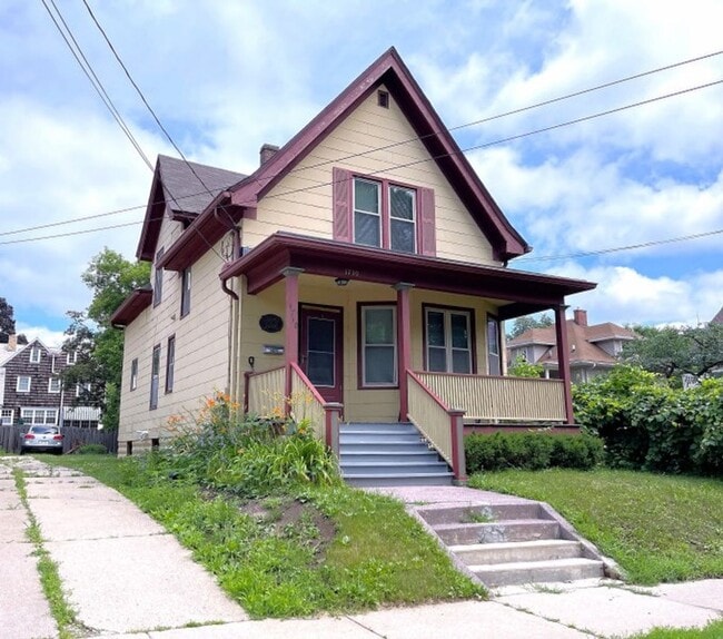 Building Photo - 1710 Van Hise Ave Unit #1, #2 Rental