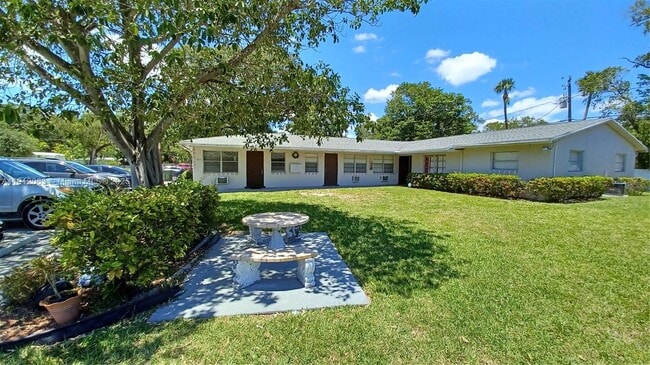 Building Photo - 1433 SW 24th Ct Unit 5