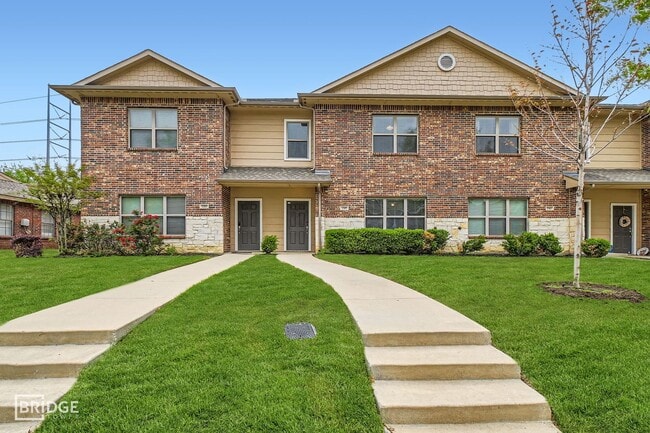 Building Photo - 1349 Lakecrest Ln