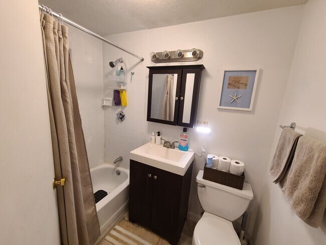 Photo - Renovated large 1 bed - B line T - Off Street Parking Unidad 103