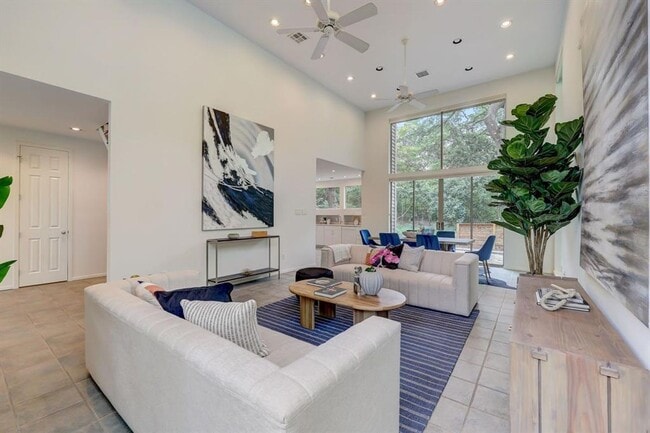 Photo - 805 Leonard St