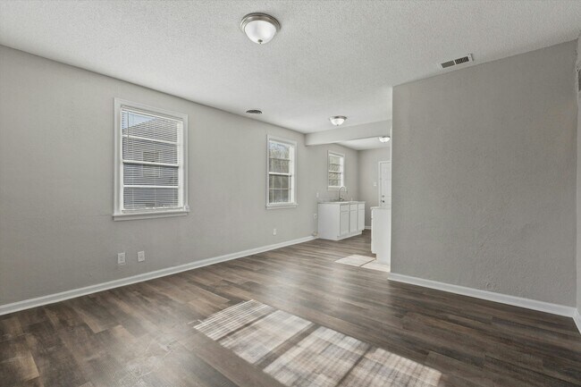 Photo - 1779 Preston St