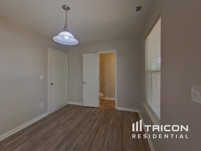 Photo - 345 Hunslet Cir