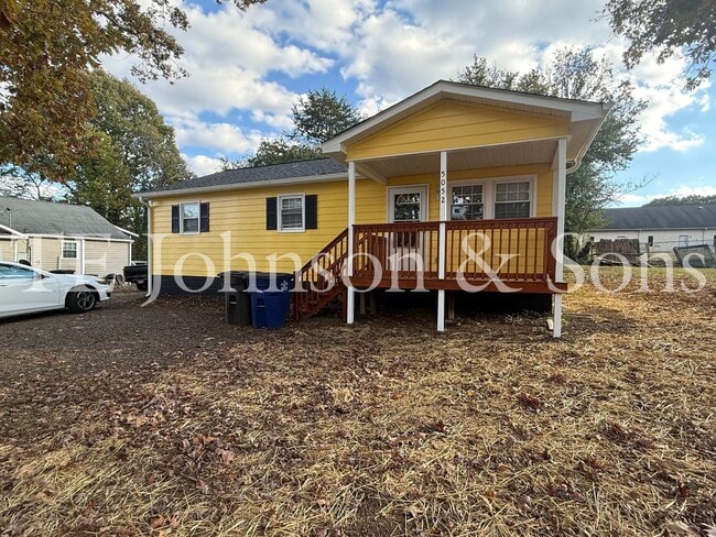Building Photo - Cozy 3 Bedroom Home with Modern Touches in...
