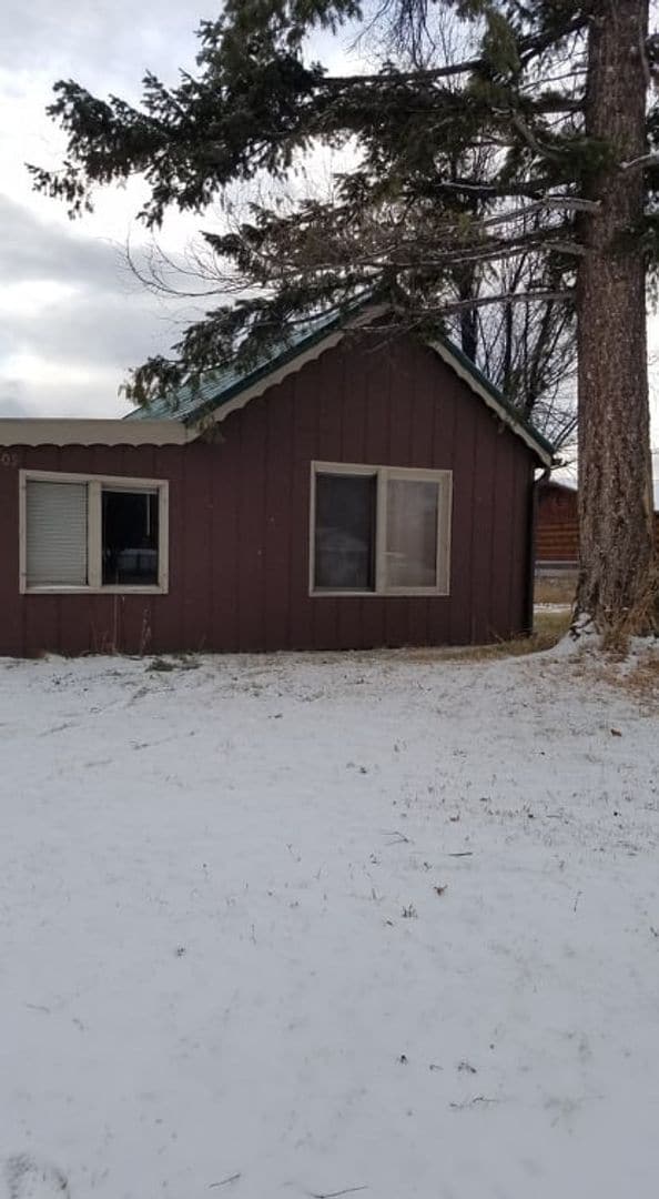 Building Photo - Engle-House in Polson with Large yard
