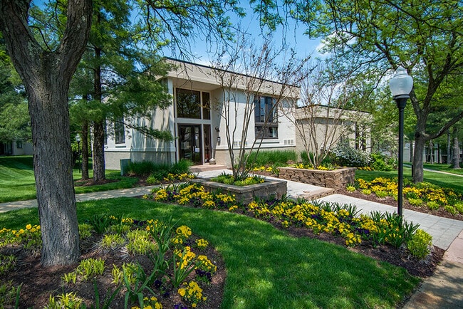 Oficina de arrendamiento Gire a la izquierda - Ashley Apartments