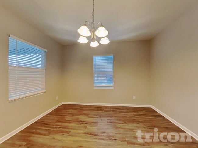 Photo - 180 Bowen Way