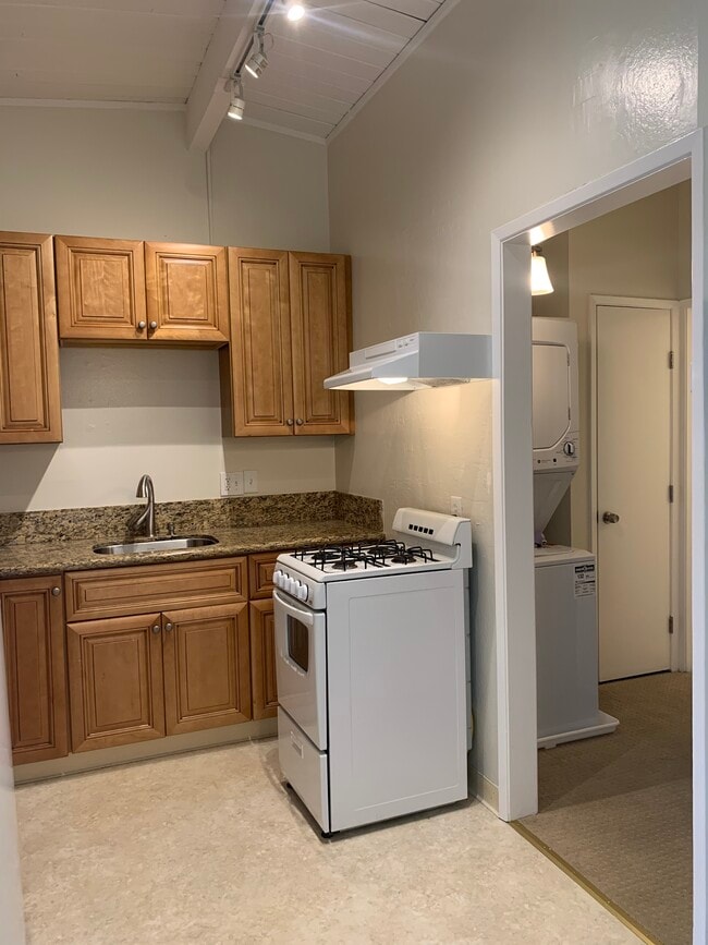 Gas stove - 3325 Alma St Unit 3325