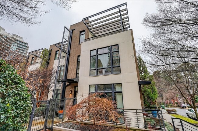 Photo - 721 Longleaf Dr NE