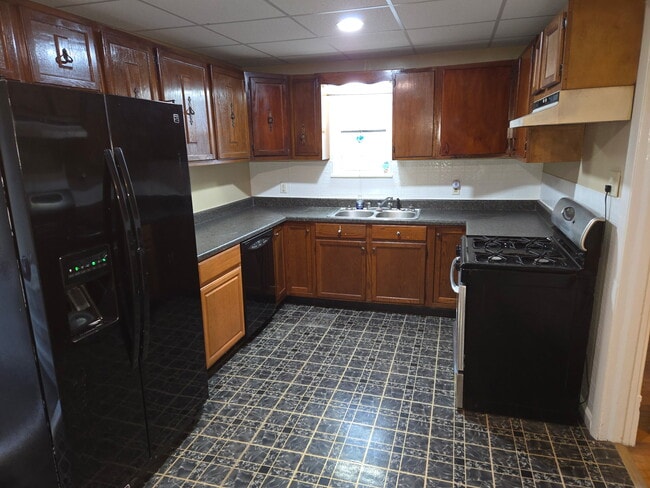 Kitchen - 615 1/2 Maryland Ave House