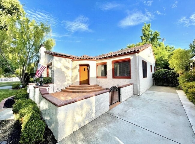 Photo - 1127 Clark Way