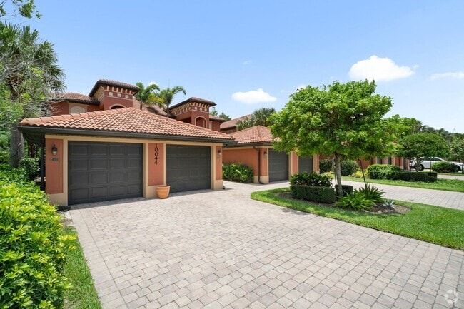 Building Photo - ANNUAL RENTAL - 3 Bedroom, 2 Bath w/ Garag...
