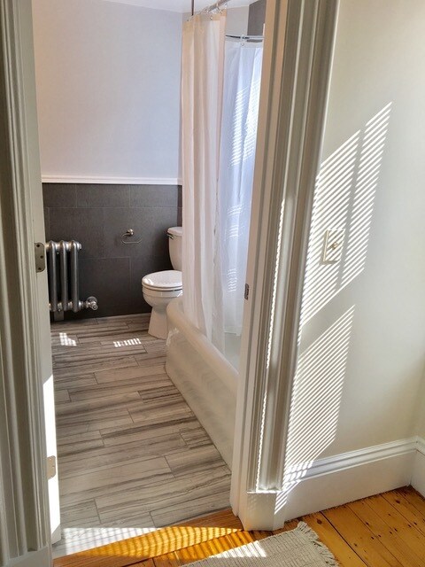 Tiled bathroom - 214 Spring St Unit 2