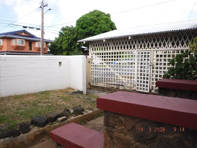 1932 Dole St Unidad 1932 Dole Street 1  front house