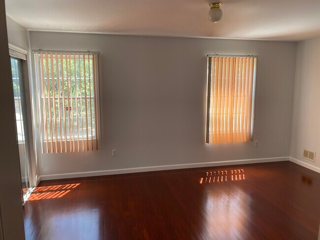 Photo - 183 Hutton St