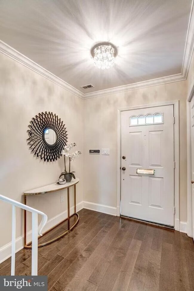 Photo - Sun-Drenched 2BR/2.5 BA Townhouse Condo in Gated Sutton Place