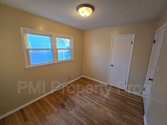 Photo - 6901 N 42nd St