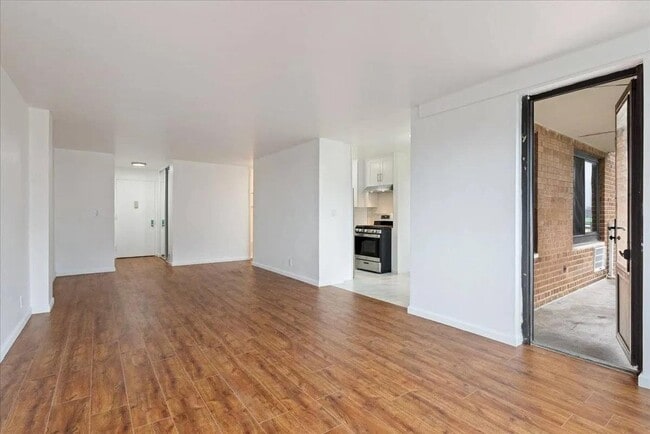 Building Photo - 185 Hall St Rental