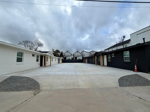 Building Photo - 206 E 33rd St Unit 8