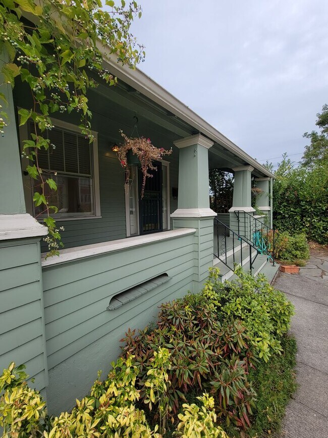 Beautiful 2bedroom house built in 1914 ri... House Rental in