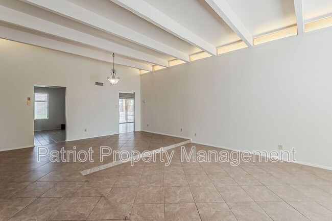 Photo - 5622 E Voltaire Ave