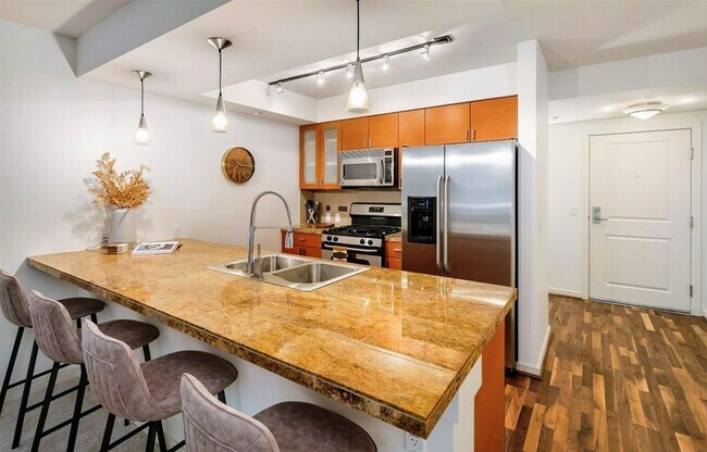 Cocina moderna con gabinetes en tonos cálidos. - 819 Virginia St Unidad 1209