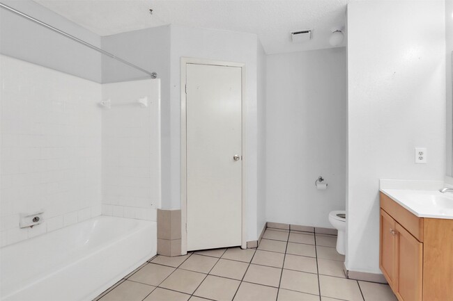 Building Photo - 4936 Meadowood Cir