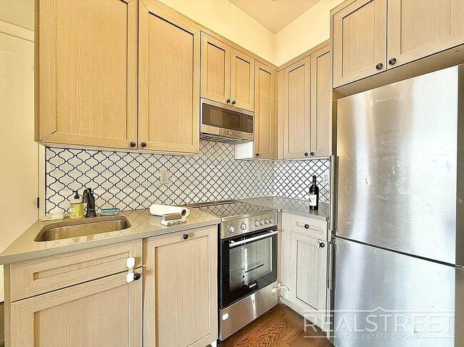 Building Photo - Myrtle Avenue