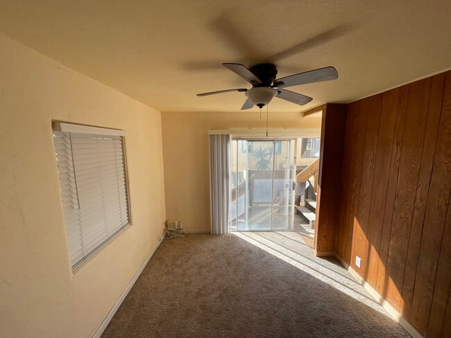 Building Photo - 2409 Manhattan Ave Unit Upper