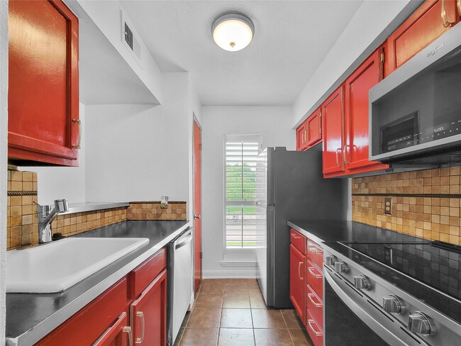 Building Photo - 10075 Westpark Dr Unit 9