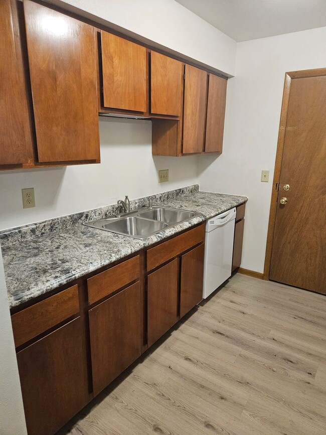 3801 N Main St - 3801 N Main St Apartment Unit Barclay 2 bed- Large