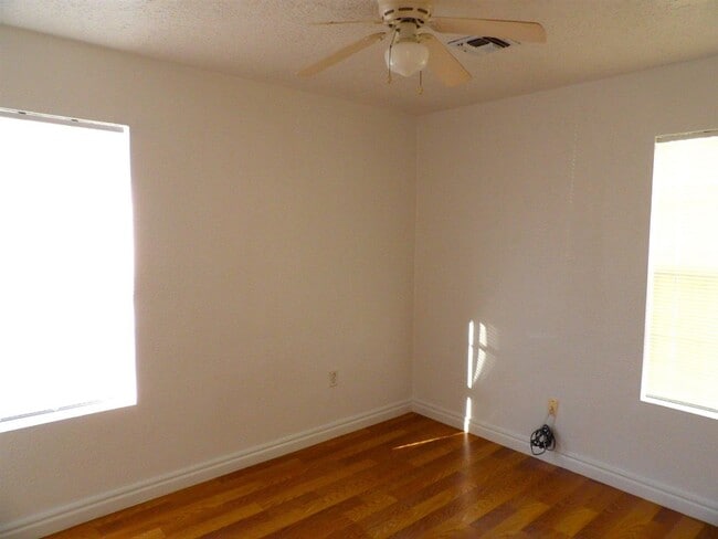 Photo - 1145 NW Ozmun Ave
